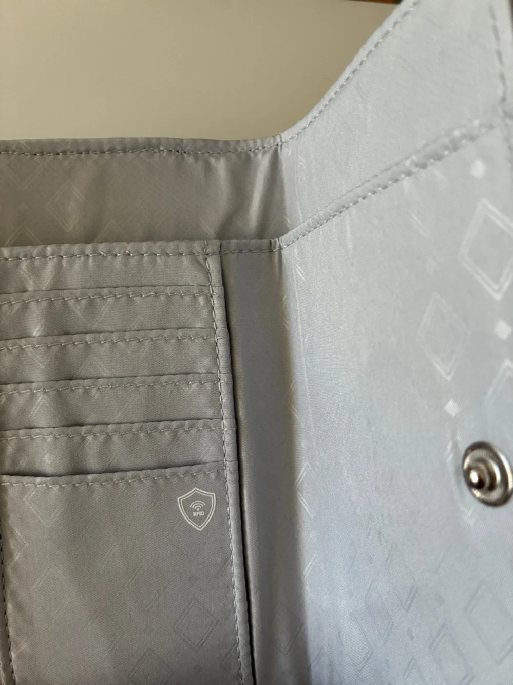 NWT! Vera Bradley RFID Smartphone Quilted Dog Pattern Wristlet.